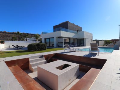 Modern detached villa in Rojales with private pool, landscaped garden and mountain views on a 650m² corner plot
